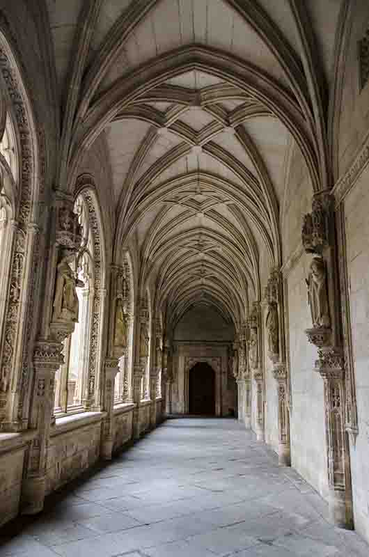 Toledo 081 - monasterio San Juan de los Reyes - claustro.jpg
